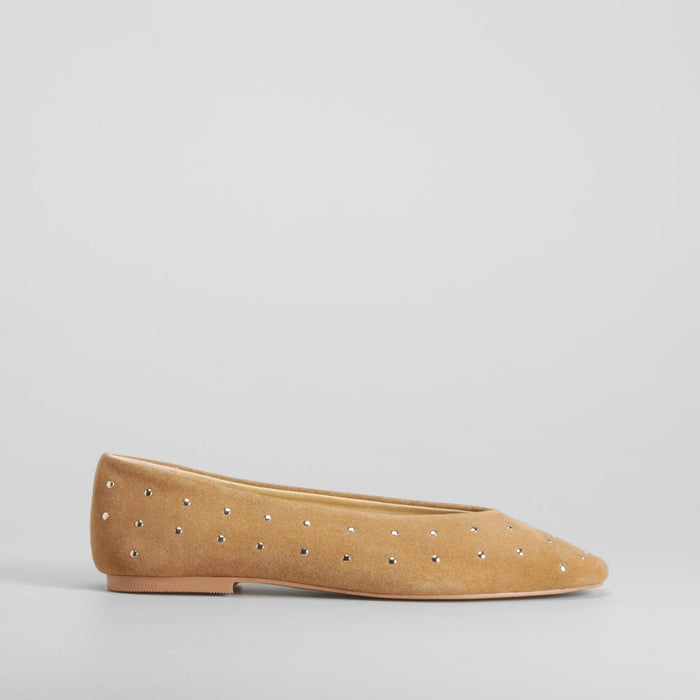 Bailarina marrรณn con tachas metรกlicas piel FOSCO