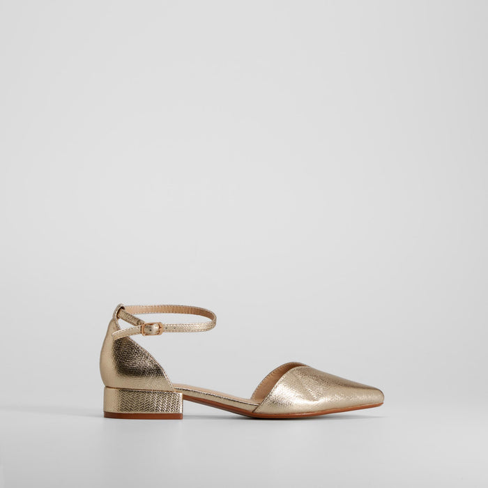 Zapato tacón bajo punta oro PICCOLA PIU