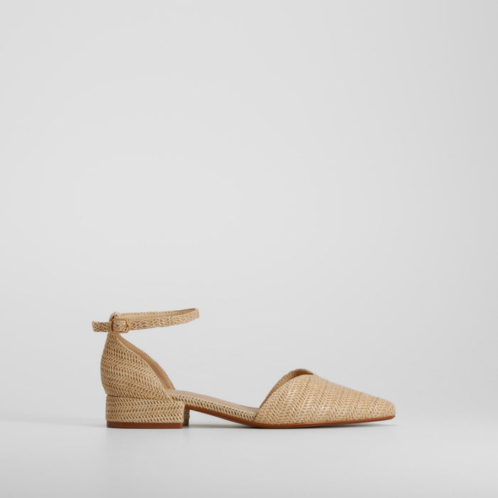 Zapato tacón bajo punta beige PICCOLA PIU