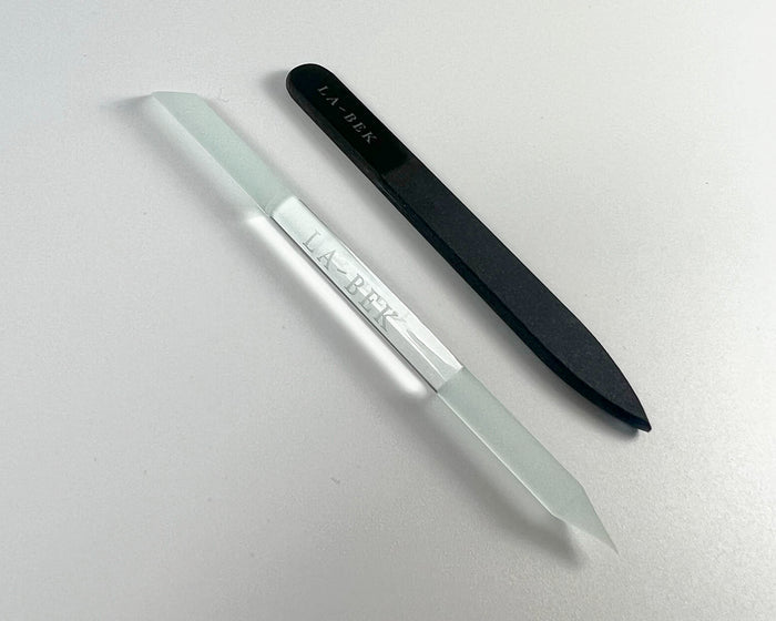 Glass tool set close-up, included in The Bold Edit gift set